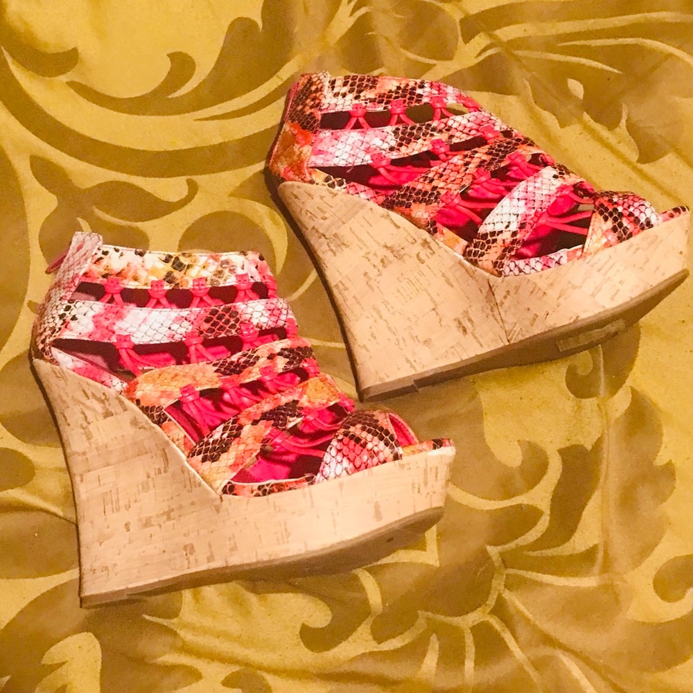 Pink snakeskin shoe dazzle wedges